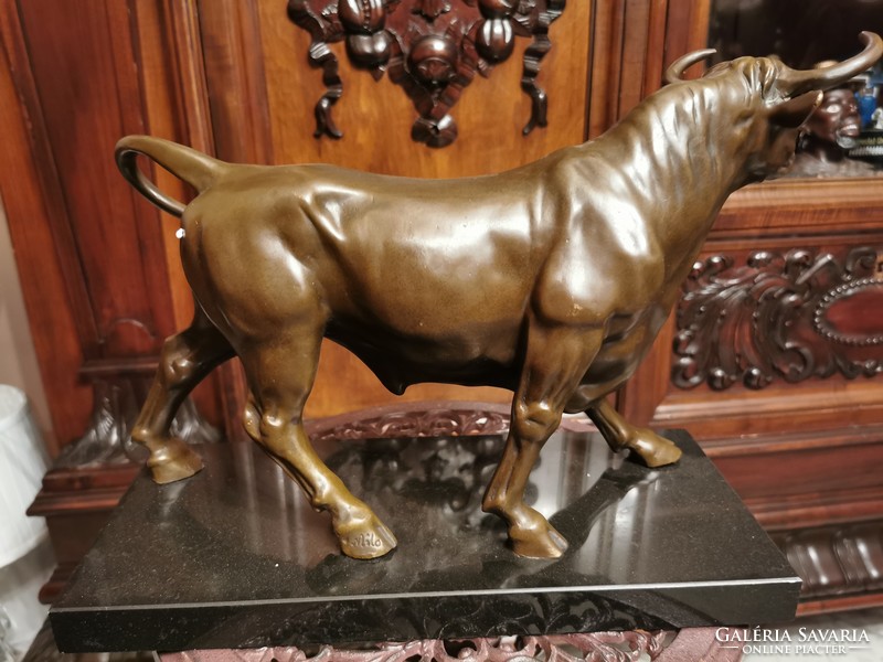Nagyméretű bronz bika műalkotás
