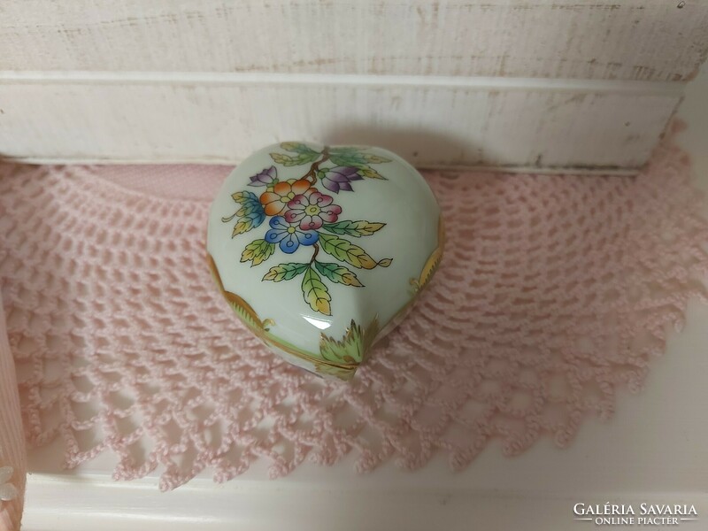 Porcelain bonbonier with Victoria pattern from Herend (heart)