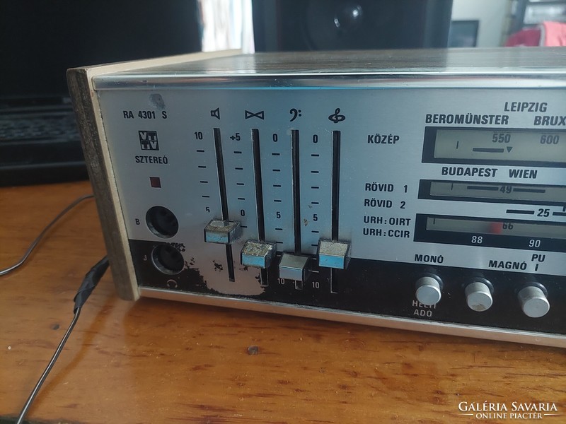 Retro videotone Apollo radio + two speakers