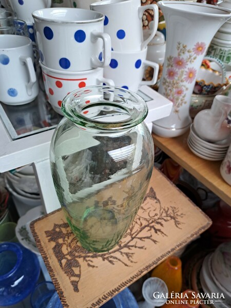Zöldes színű 23.5 cm magas üvegváza váza nosztalgia üveg