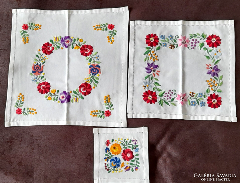 Embroidered tablecloth set 3 pcs
