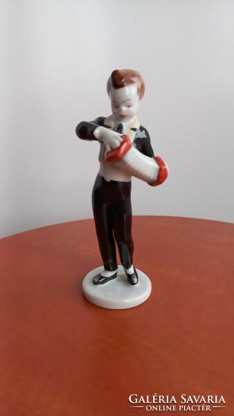Hollóházi porcelán harmonikás fiú, jelzett, számozott, festésen kis kopás a derekánál, 14,5 cm magas