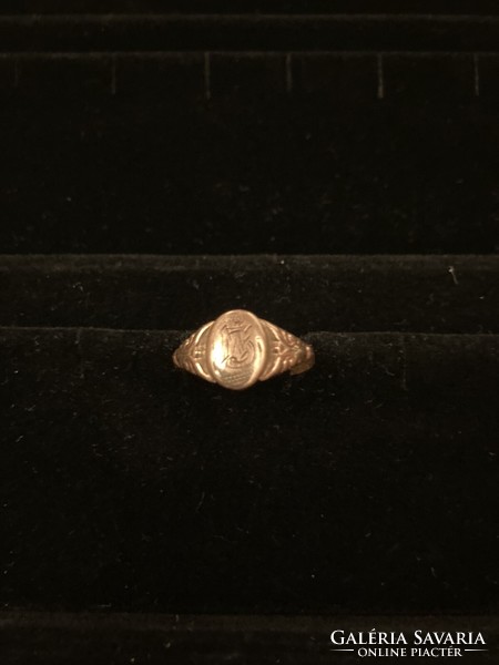 Gold ring with engraved monogram head