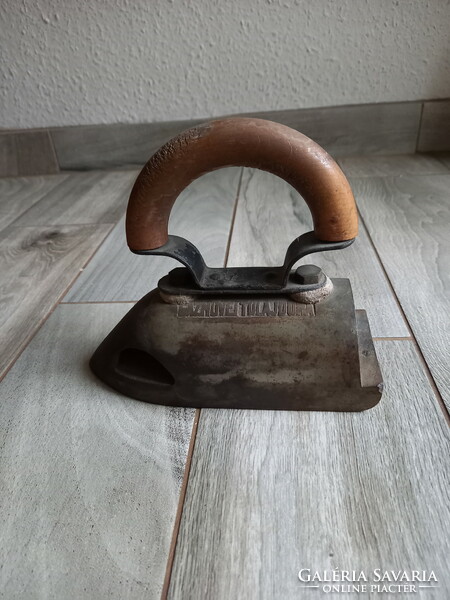 Solid antique cast iron iron (property of Budapest Szfv. Gazmůvei)