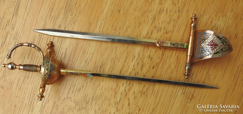 Toledo leaf-cutting swords