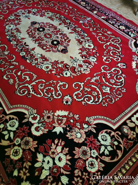 Beautiful, new carpet, moquette 194 x 135.5 Cm