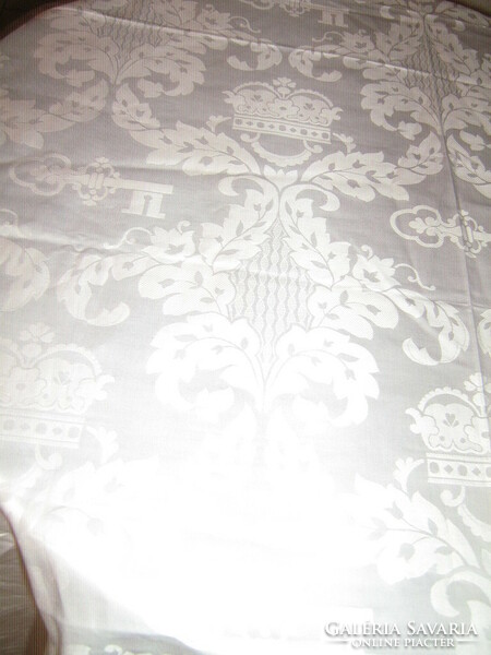 Gyönyörű barokk mintás elegáns fényes hófehér selyemdamaszt terítő