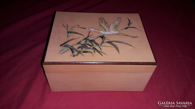 Gyönyörű kínai lakkfa kézzel festett jelenetes keleti dísz doboz 15 x 12 x 7 cm képek szerint