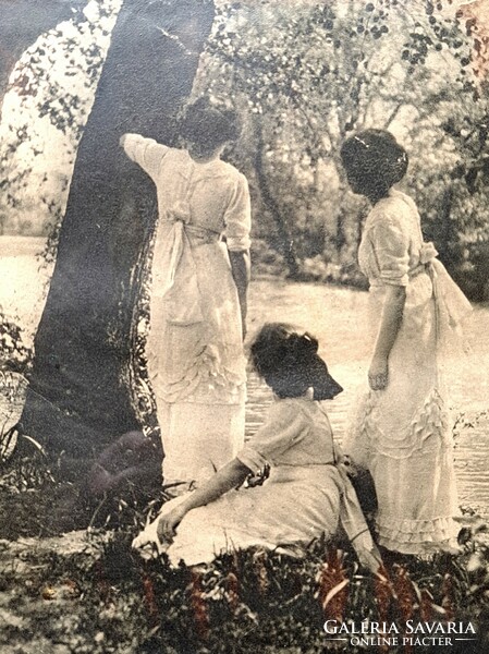 Three graces - old photo, around 1900