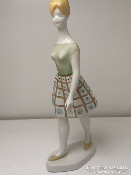 Hollóházi kézzel festett porcelán sétáló hölgy figura - 50146