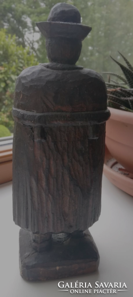 Furulyázó paraszt, fából faragott figura