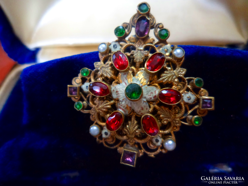 Antique goldsmith's brooch