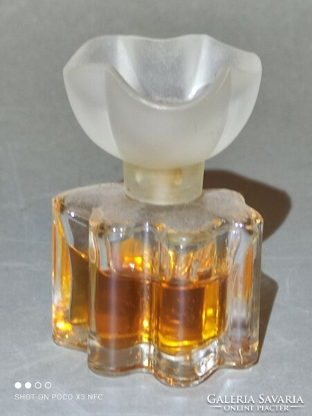 Priced now, it's worth it!!! Vintage perfume mini oscar de la renta contains 3 ml of 4 ml edt