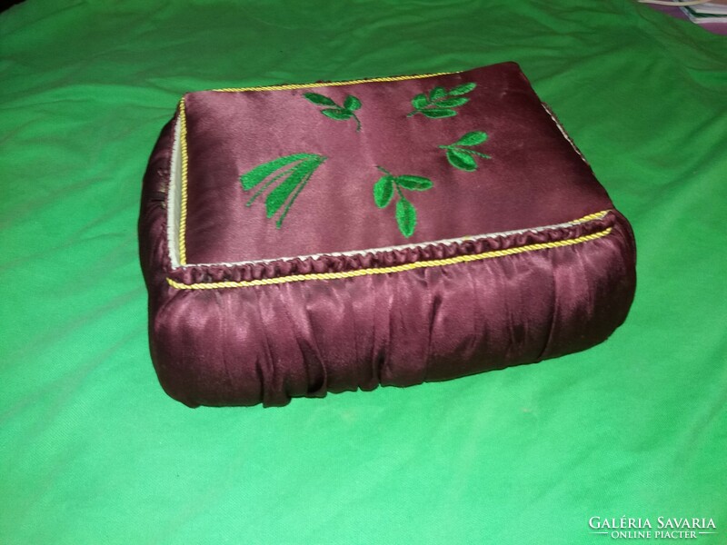 Beautiful antique pre-last century embroidered silk gift box with silk cord 24 x 17 x 8 cm as shown in the pictures