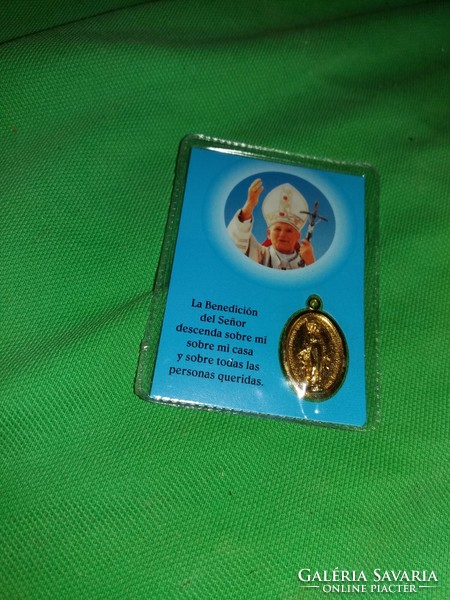 XVI. Benedek pápa által megszentelt aranyozott medál a képek szerint