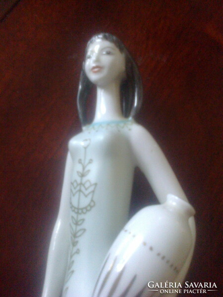 Hollóházi : Dekoratív , Nő vázával  ,Seregély Márta terv