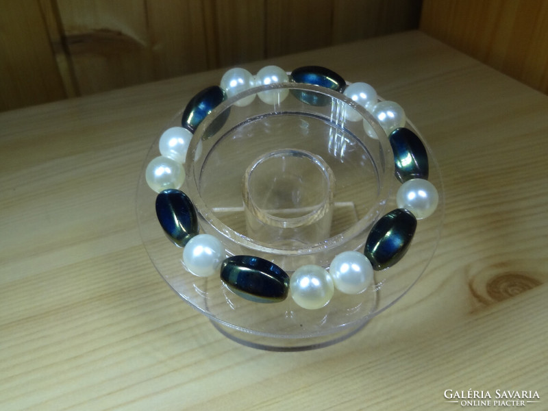 Bracelet made of Czech glass shaped pearls & tekla pearls.