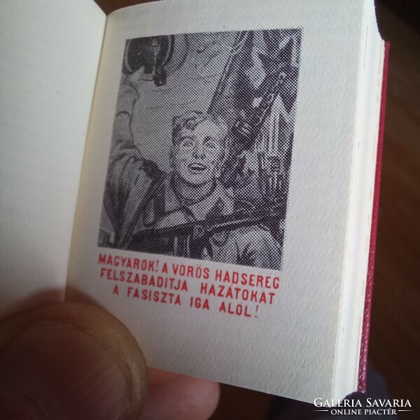 Bőrkötéses kommunista szocreál mini könyv.