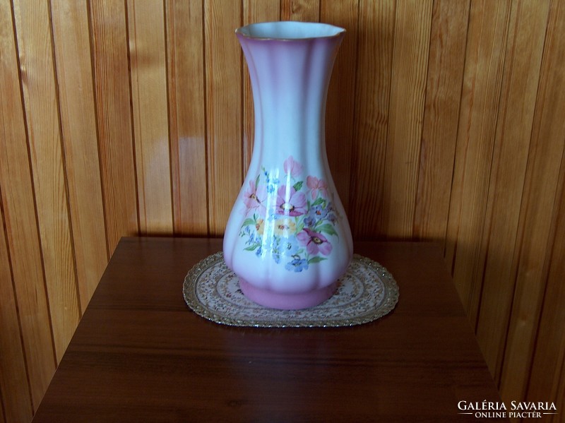 Very showy porcelain flower pattern vase, larger size