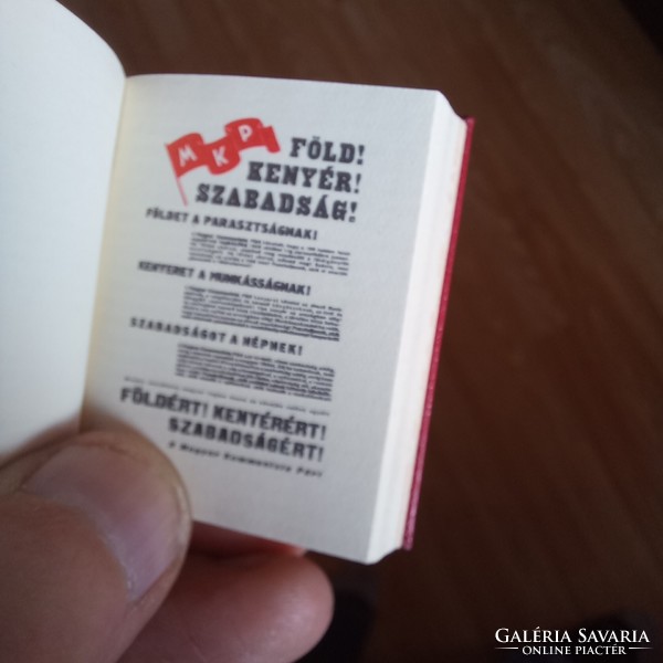 Bőrkötéses kommunista szocreál mini könyv.