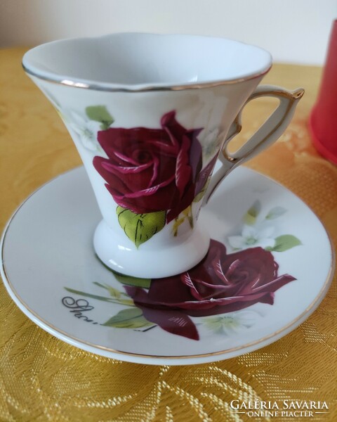 Rose-patterned porcelain coffee set with gilded decor in a heart-shaped gift box