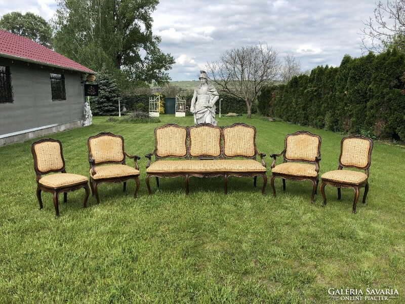 Viennese baroque seating set.