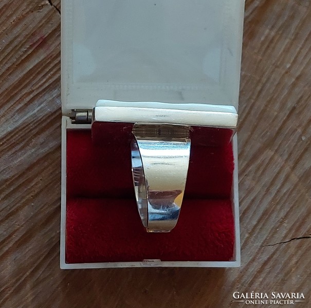 Modernista ezüst gyűrű csonttal foglalva, állítható méret