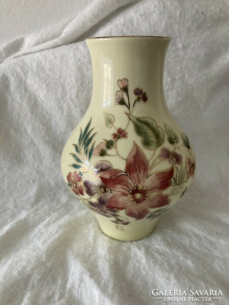Zsolnay porcelán váza / Virágokkal díszített