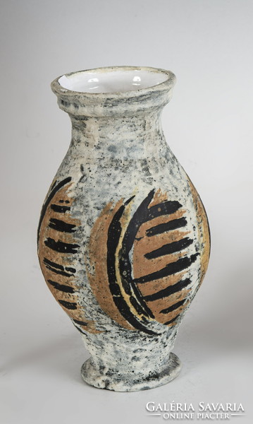 Lívia Gorka - textured vase (g09)