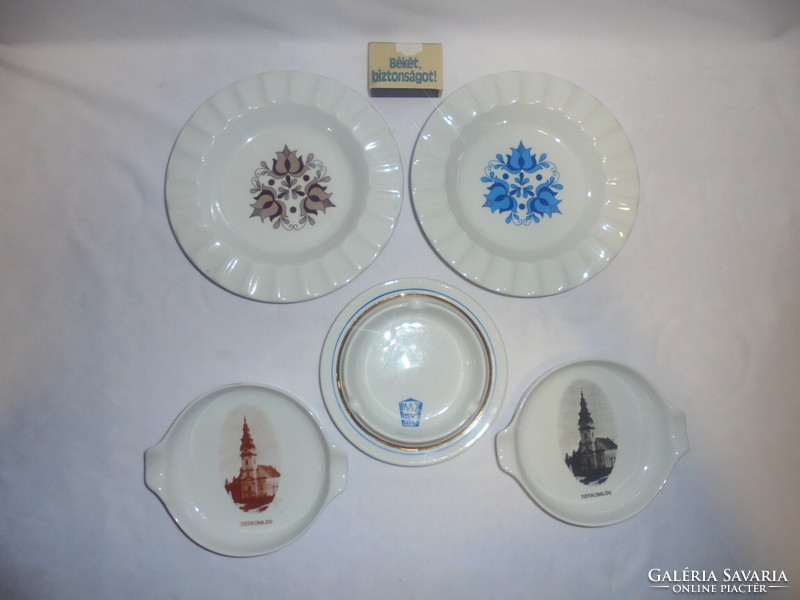 Five different lowland porcelain ashtrays and ashtrays - together