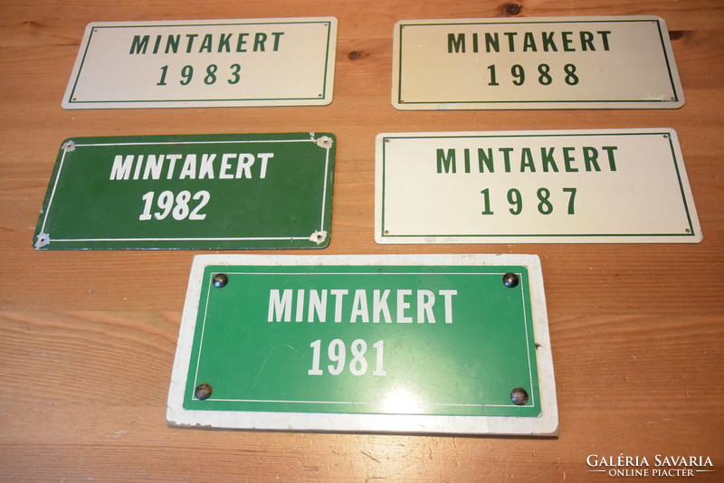 Mintakert 1981 retro aluminum metal plaque was the qualification for houses with well-kept gardens and courtyards