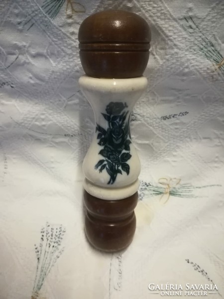 Salt shaker with porcelain insert