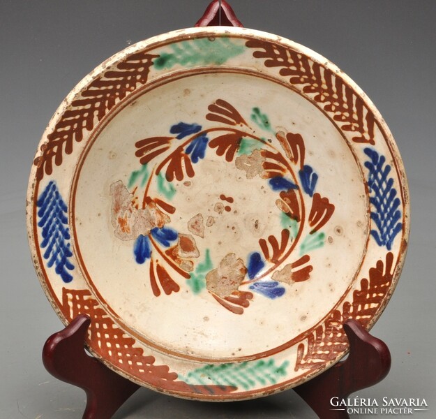 Transylvanian Romanujfalu earthenware wall plate, end of the 19th century. Tile with hanging lugs.