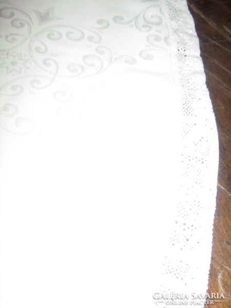 Gyönyörű csipkés szélű barokk mintás toledós kerek fehér selyemdamaszt terítő