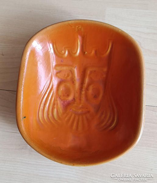 Tófej ceramic plate with a depiction of a king