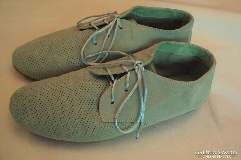 New condition, mold green suede women's ankle boots, with silk laces with hole decoration. Brand mark. For Frezia!