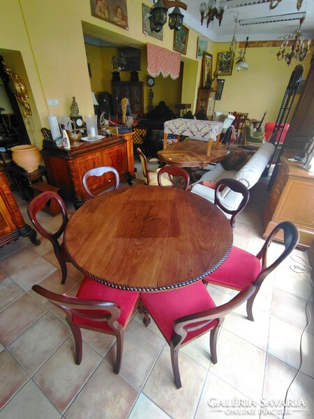 Very nice dining table with 7 chairs