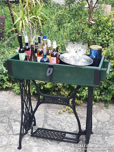 Loft bar table, drink storage on cast iron singer base