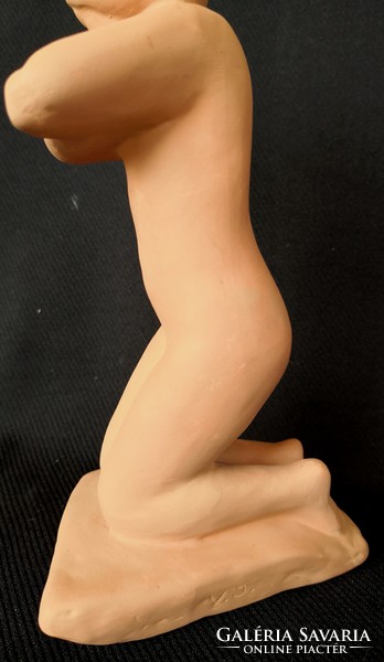 DT/233 – Veszely Jelena – Térdelő akt, mázas terrakotta kisplasztika