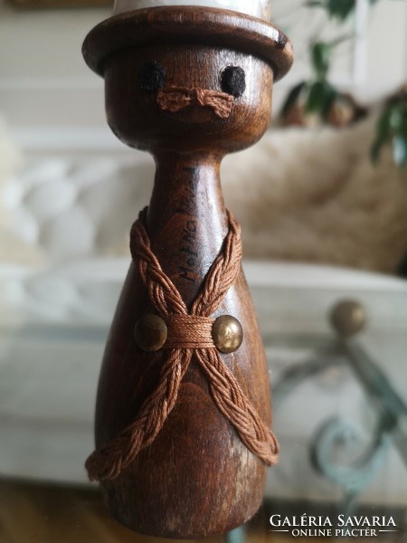 Népi fa gyertyatartó, tömör diófa, kézműves figura 12 cm