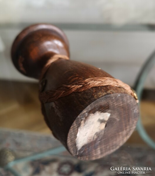 Népi fa gyertyatartó, tömör diófa, kézműves figura 12 cm