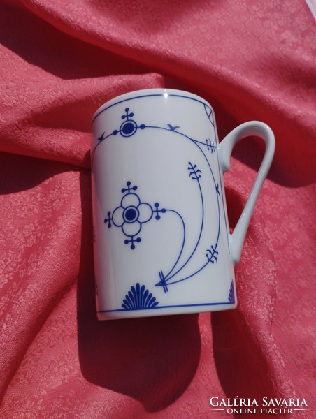 Porcelain cup with Immortelle pattern