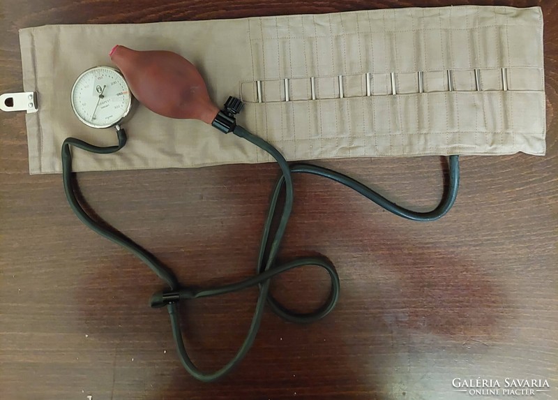 Régi, csatos működő vérnyomásmérő,  eredeti bőr, hordozható táskájában  (Akár INGYENES szállítással)