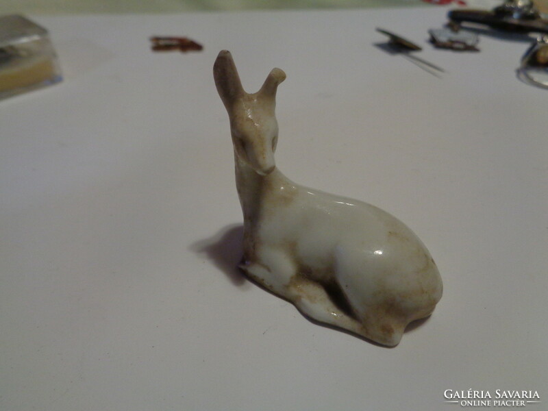 Mini porcelán , őzike  4,3 cm , füle kissé sérült