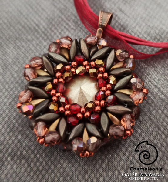 "Aster1 Beading Pendant" Swarovski kristályos barna-bordó színvilágú gyöngyfűzött medál nyaklánccal