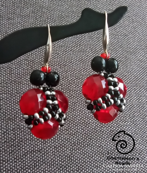 "Pin-up Red Heart Beading Earrings" pin-up stílusú piros-fekete szív gyöngyfűzött fülbevaló