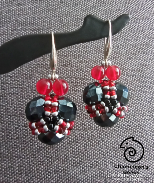 "Pin-up Red Heart Beading Earrings" pin-up stílusú piros-fekete szív gyöngyfűzött fülbevaló