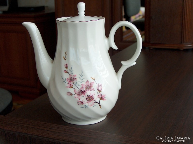 Beautifully shaped porcelain tea / coffee spout