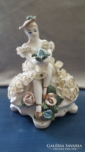 Ritka - nő fodros szoknyában rózsákkal - porcelán szobor!