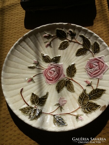 Majolica plate with roses